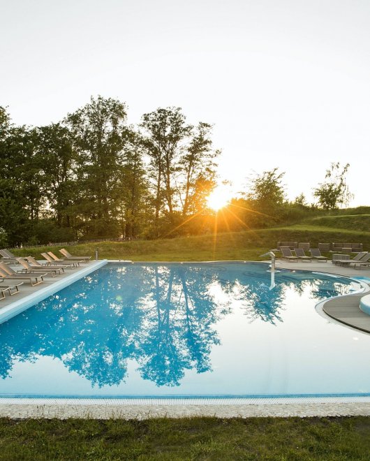 Duży basen zewnętrzny