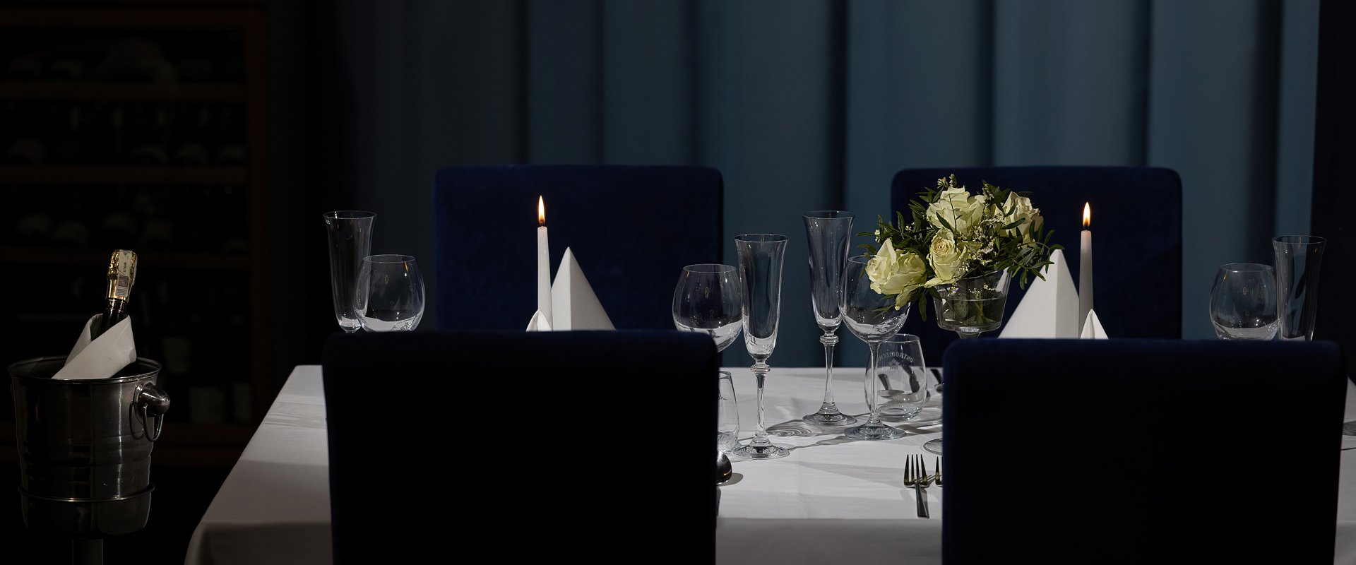 <span>Klasyczne,</span> eleganckie wnętrza oraz wyśmienita kuchnia
