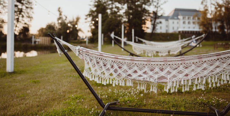Plaża nad zamkowym stawem