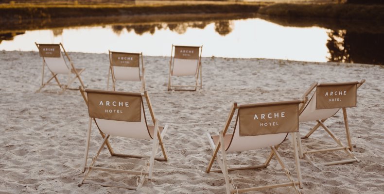 Plaża nad zamkowym stawem