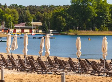 Leżaki na plaży