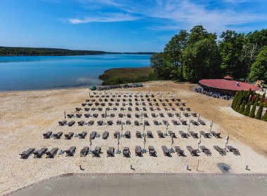 Zaplecze sanitarne z prysznicami solarnymi