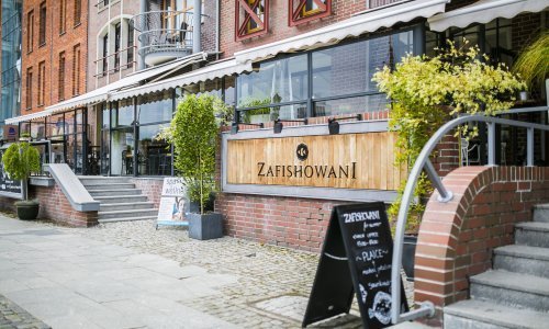 Widok z ulicy na nowoczesną witrynę restauracji Zafishowani współpracującej z naszym hotelem
