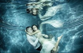Underwater wedding session